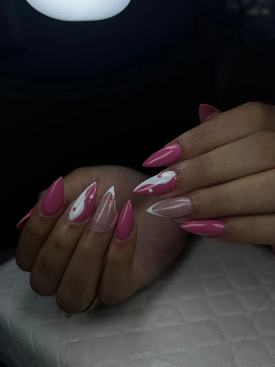 Manicure profissional com detalhes em nail art — Nayara Dias em Mara Rosa GO