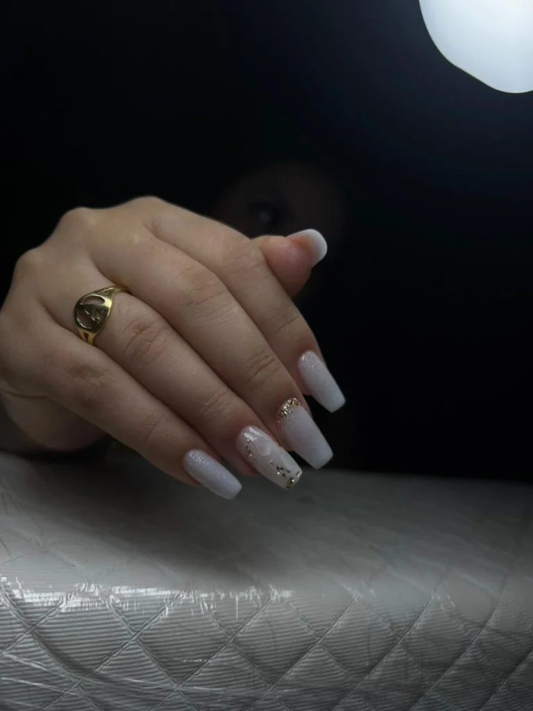 Unhas em gel brancas com detalhes dourados — nail design Mara Rosa GO